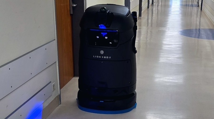 LionsBot R5 im Klinikflur