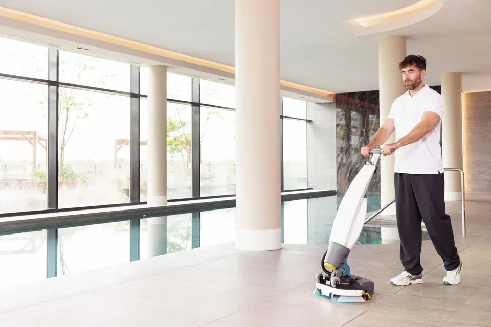 i-team i-mop 40 Pro bei der Nassreinigung an Kanten und Randzonen