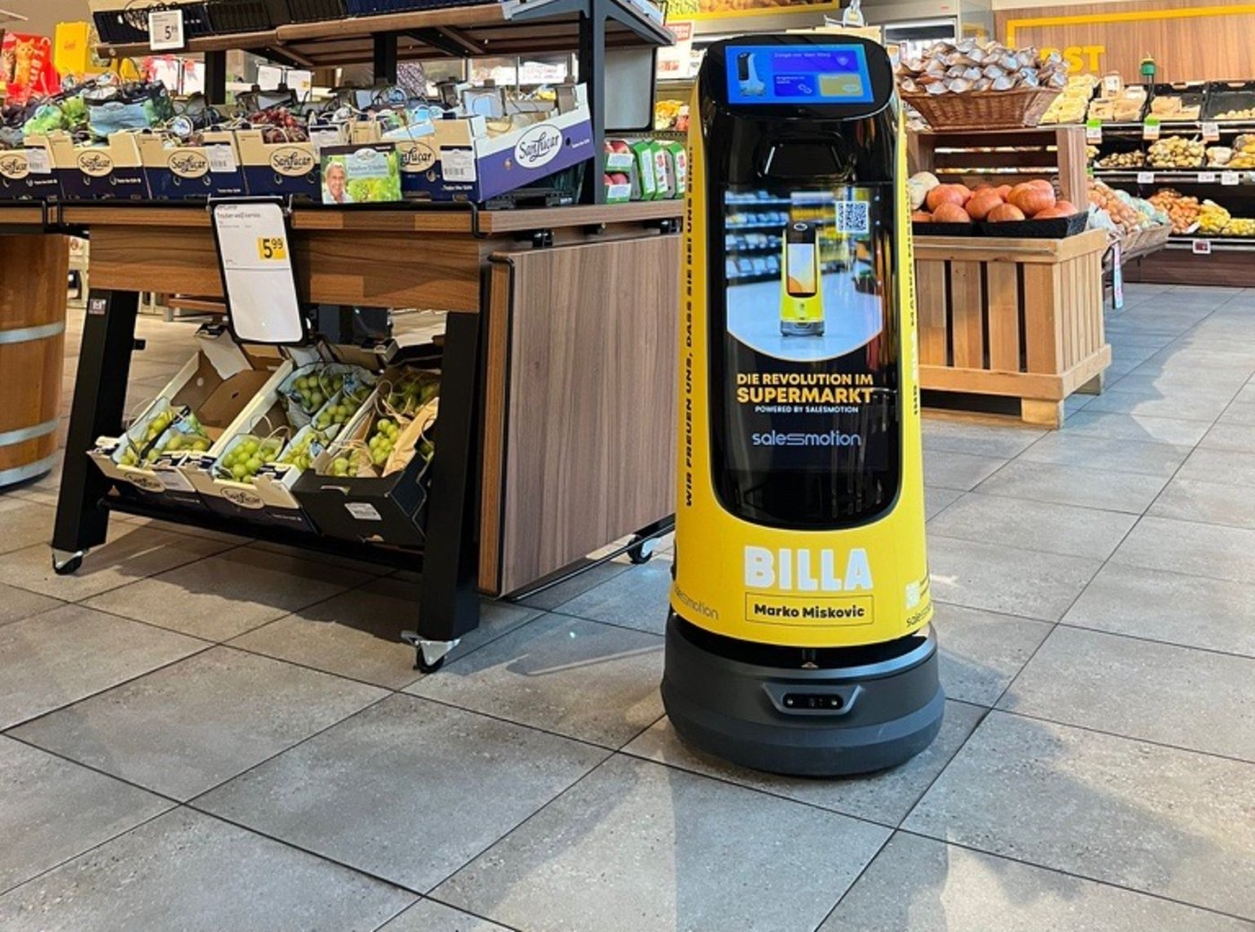 KettyBot Pro als fahrender Werbeträger mit Kampagnen-Display in der Obst- und Gemüseabteilung