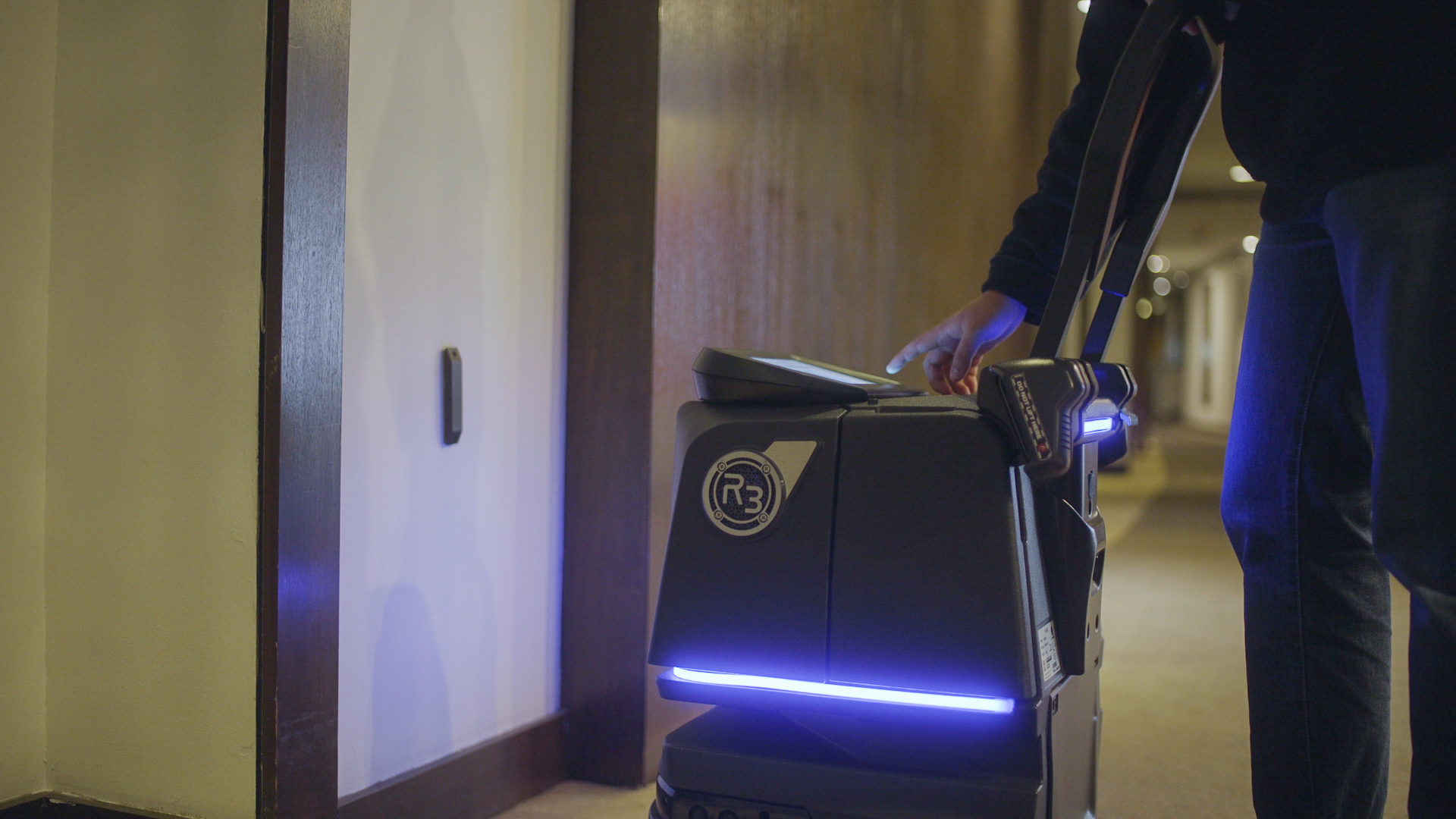 LionsBot R3 Vac – Bedienung per Touchscreen im Hotelflur