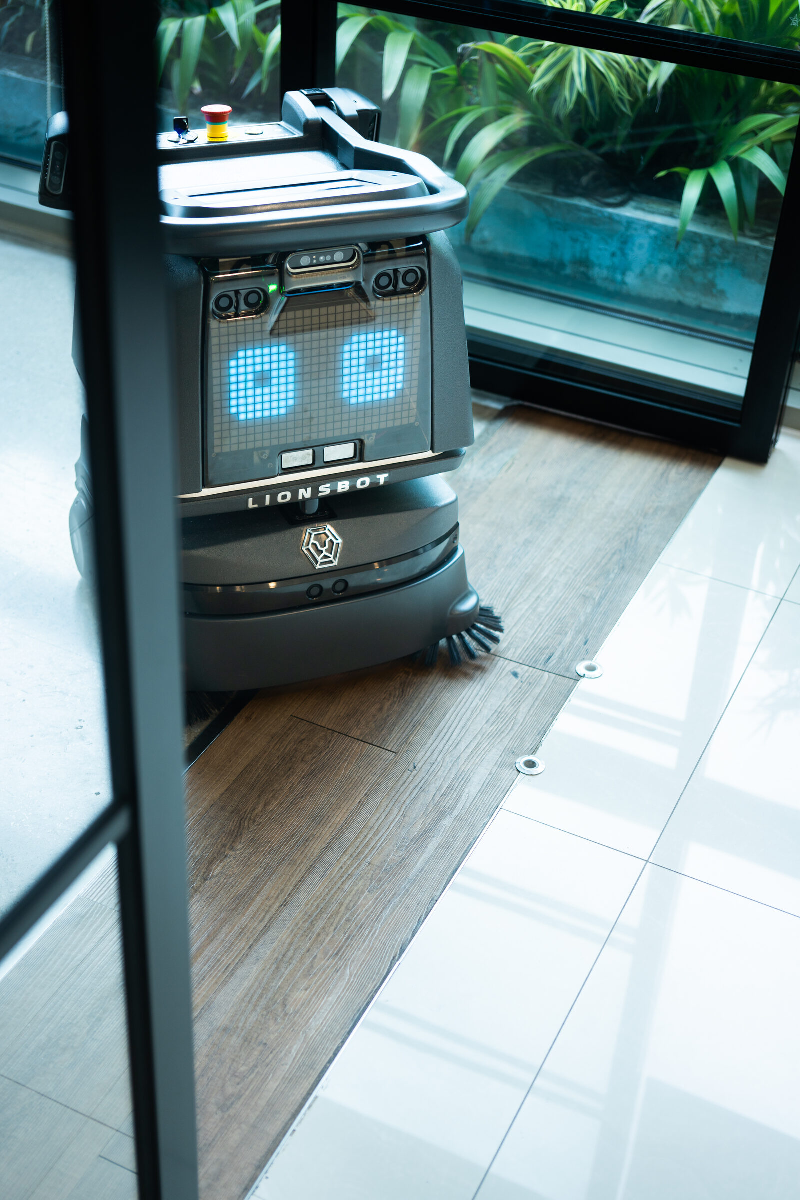 LionsBot R3 Vac – Seitenbürste und Bodenwerkzeug im Detail