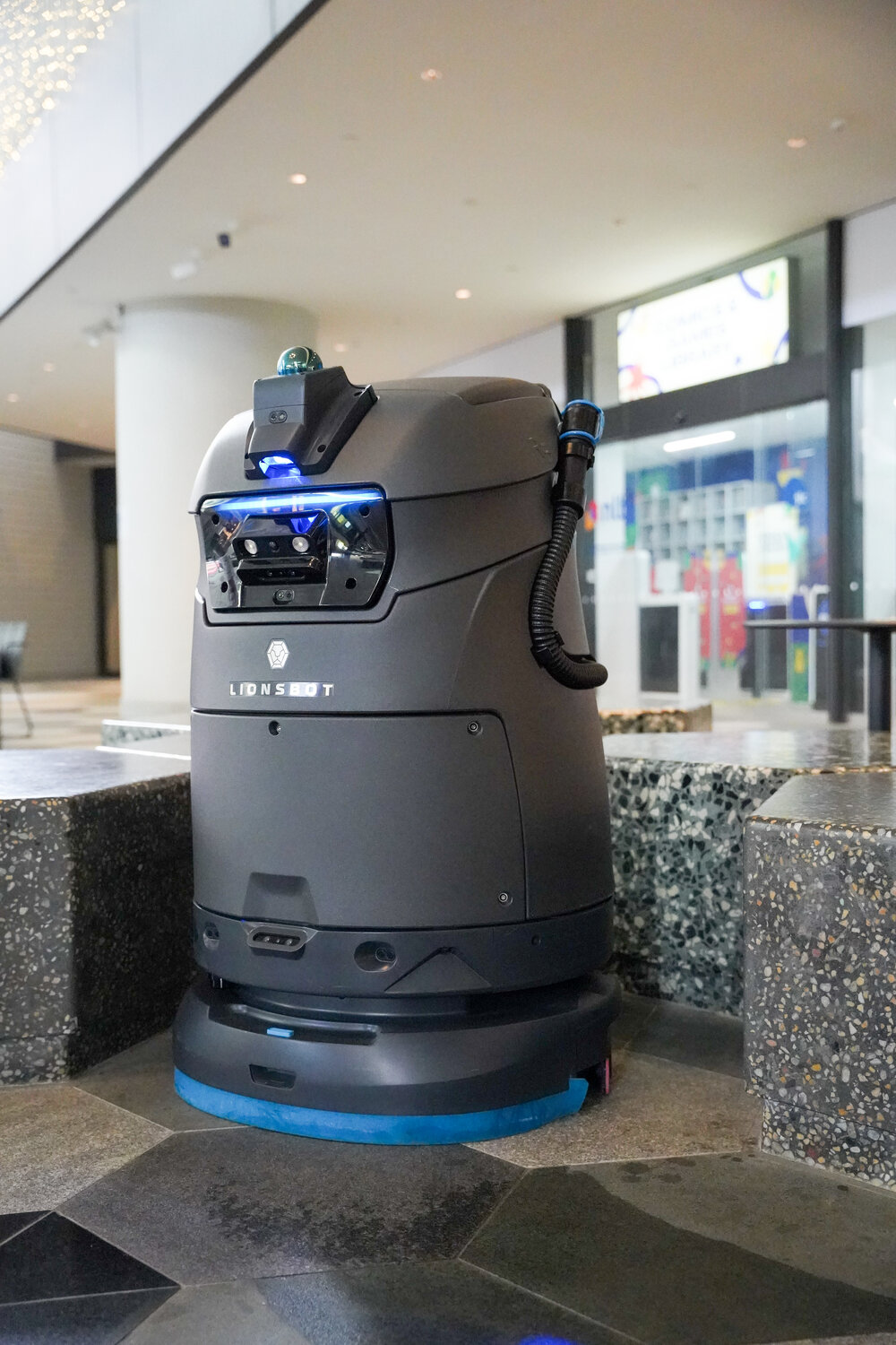 LionsBot R5 in der Lobby einer Seniorenwohnanlage