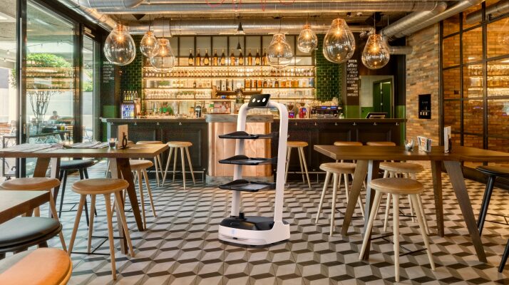 PuduBot 2 serviert im Restaurant
