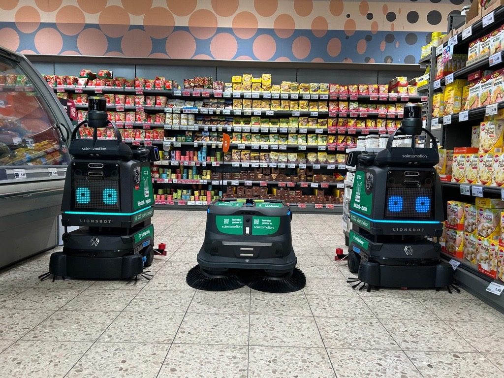 Supermarket, 4,500 m² sales area – 2× R3 Scrub Pro and Pudu MT1