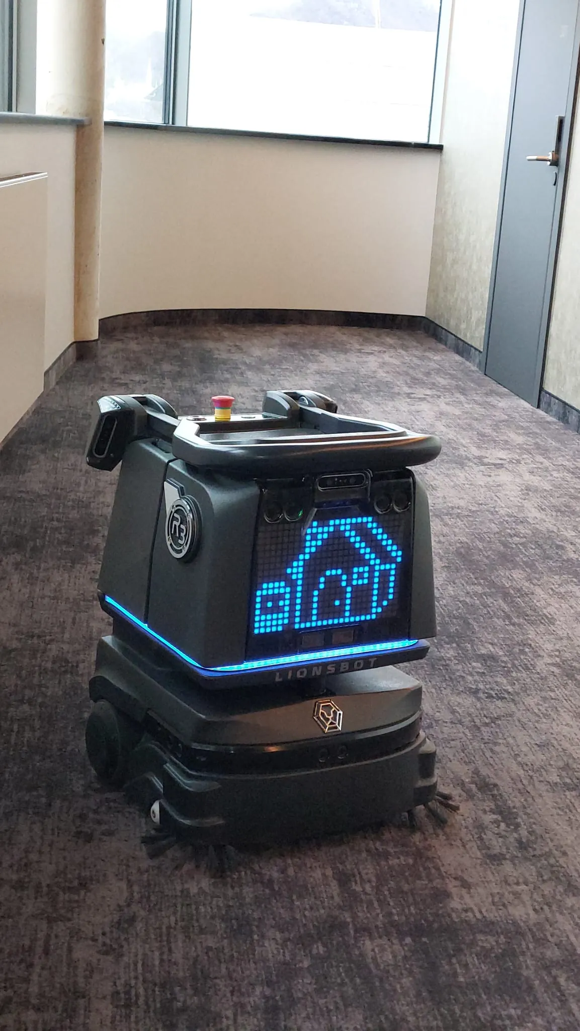 LionsBot R3 im Hotelflur – Teppichreinigung auf der Etage