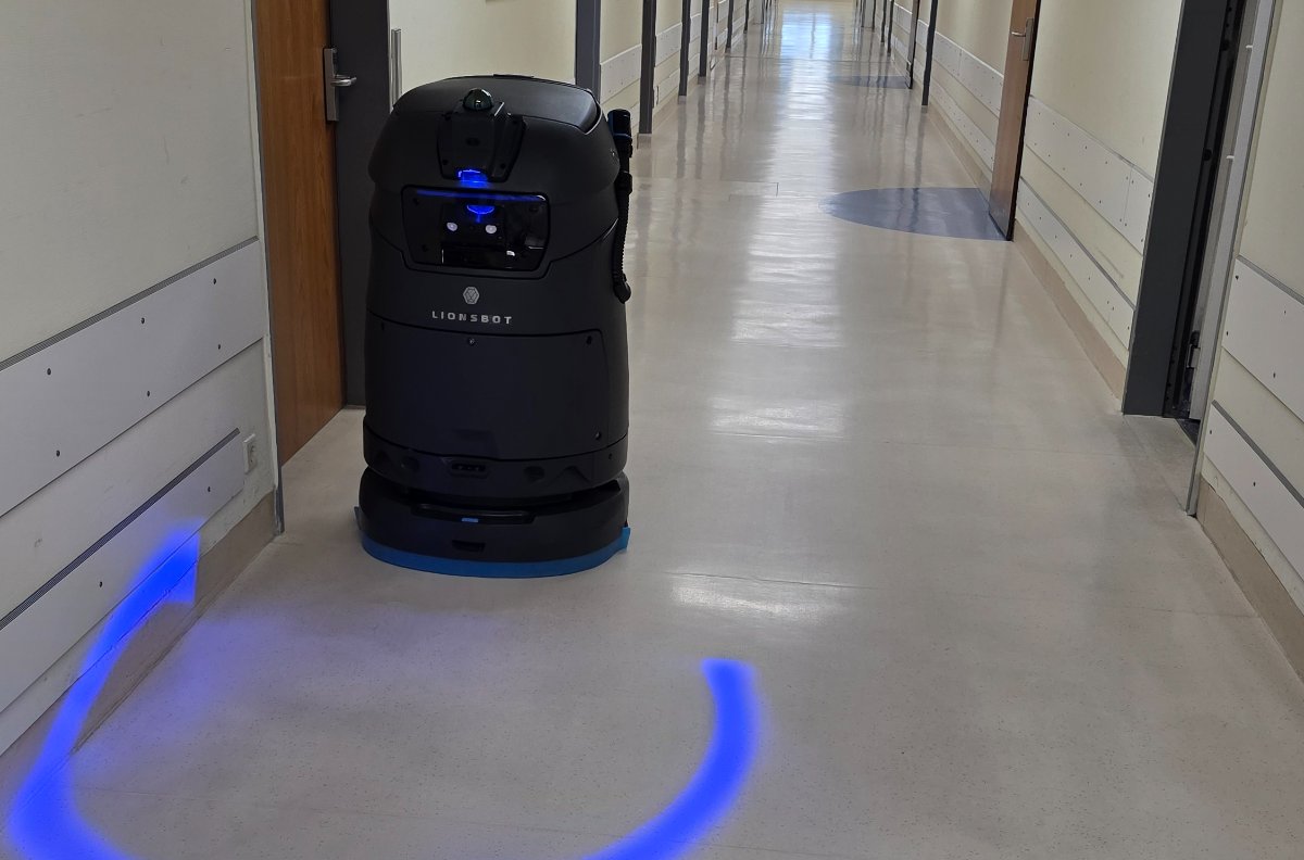 LionsBot R5 Scheuersaugroboter reinigt einen Klinikflur