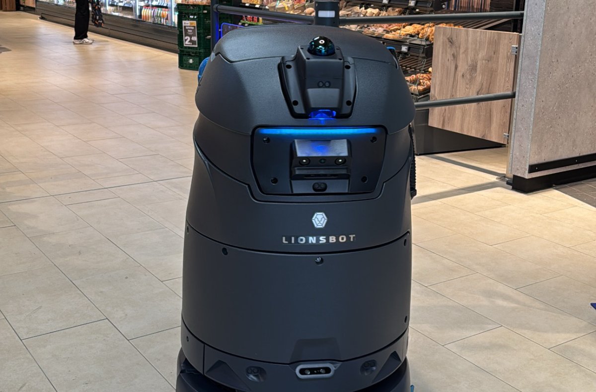 LionsBot R5 in a full-range supermarket, 3,300 m² sales area