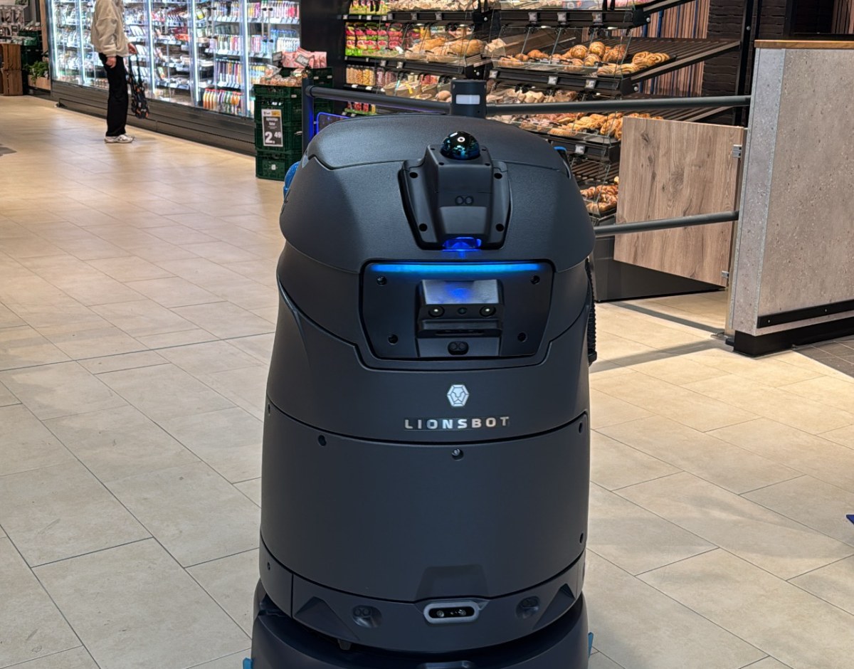 LionsBot R5 im Supermarkt