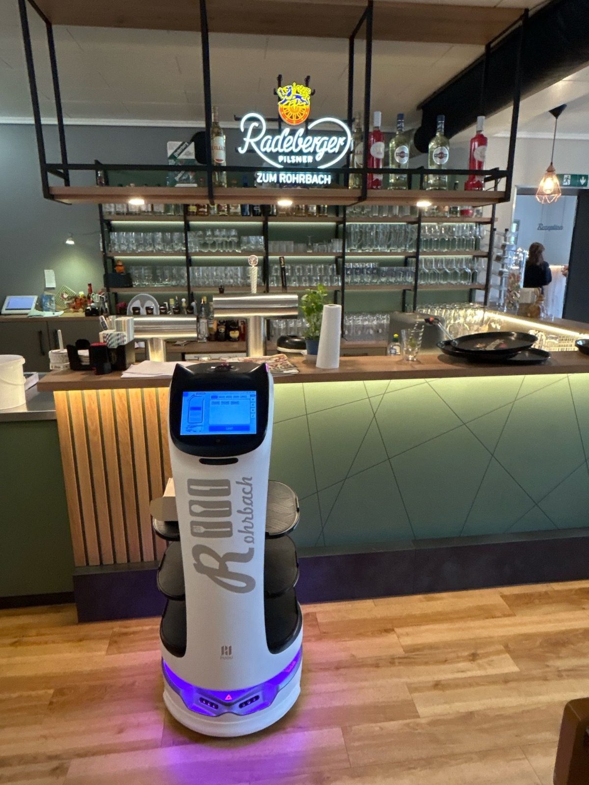 Pudu BellaBot im Servicebetrieb an der Theke