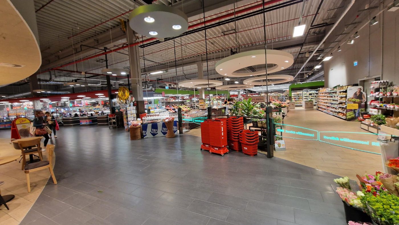 Hypermarket with 7,000 m² sales area – checkout zone and shop floor
